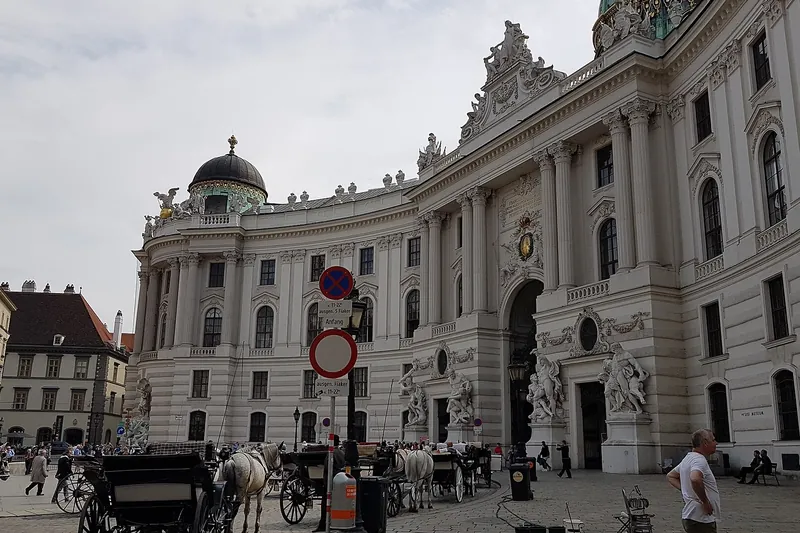 Fiaker Kutschen warten auf Michaelerplatz außerhalb des St. Michael’s Flügel