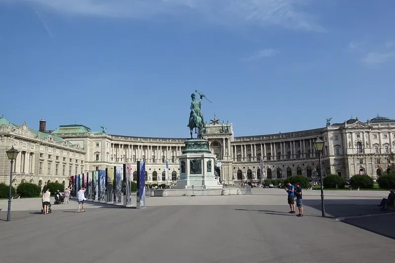 Heldenplatz mit dem Erzherzog Karl Statue und der Neue Burg im Hintergrund
