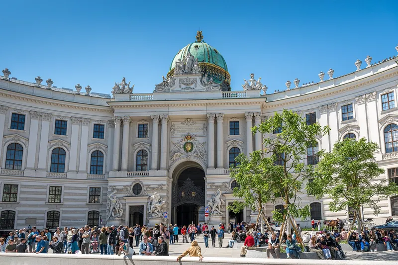 Michaelerplatz Front mit der grünen Kuppel an einem geschäftigen Sommertag