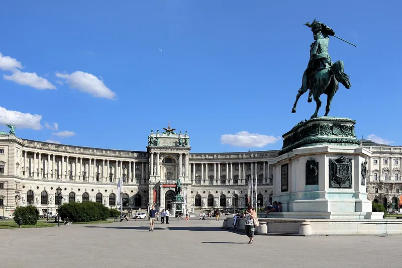 Die gekrümmte Neue Burg Fassade in voller Breite an einem klaren Tag