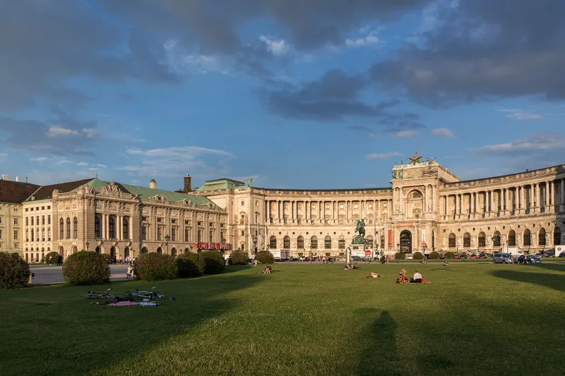Abendlicht auf der Neue Burg gesehen von den Volksgarten Wiesen